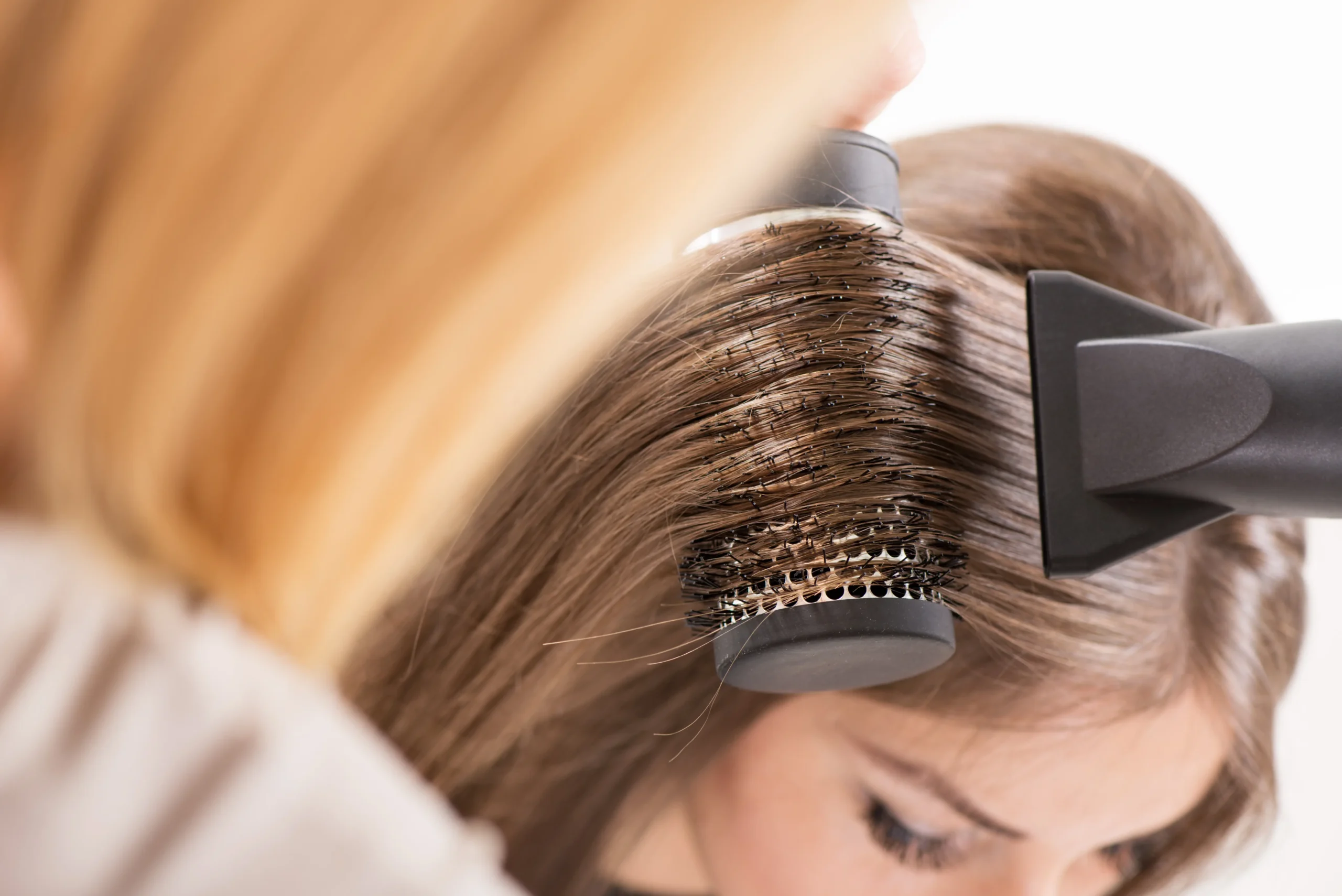 Primer plano de brushing en peluquería