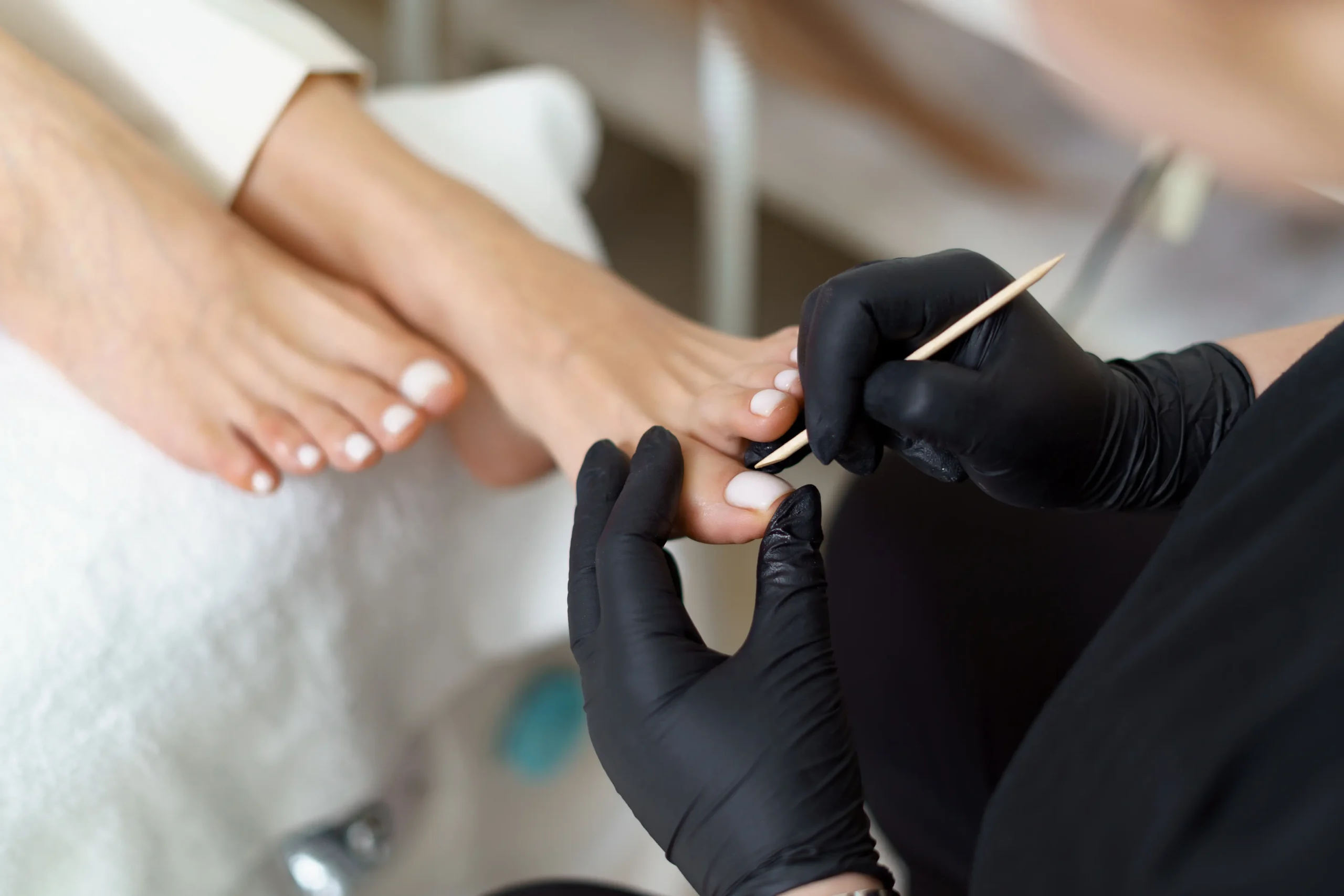 Esteticista haciendo pedicura